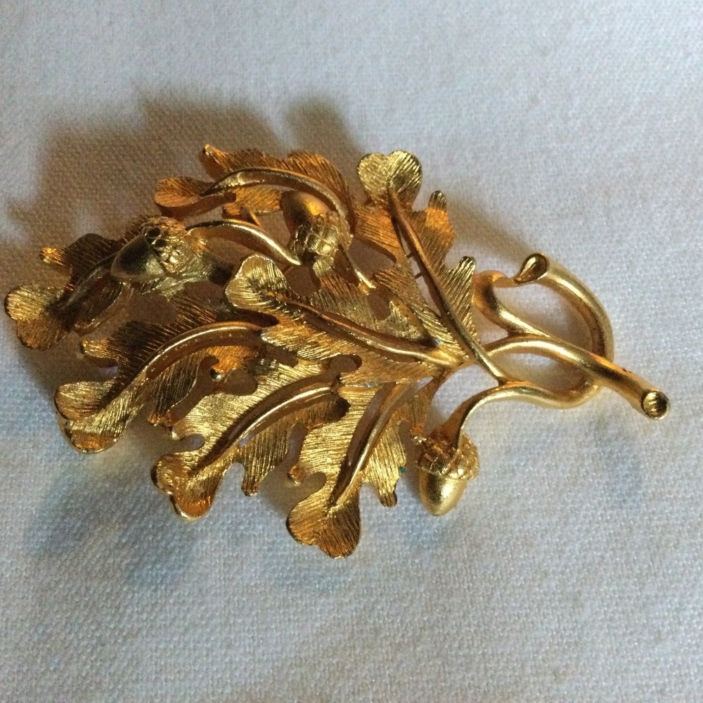 Vintage Mamselle gold brushed acorn leaf roach